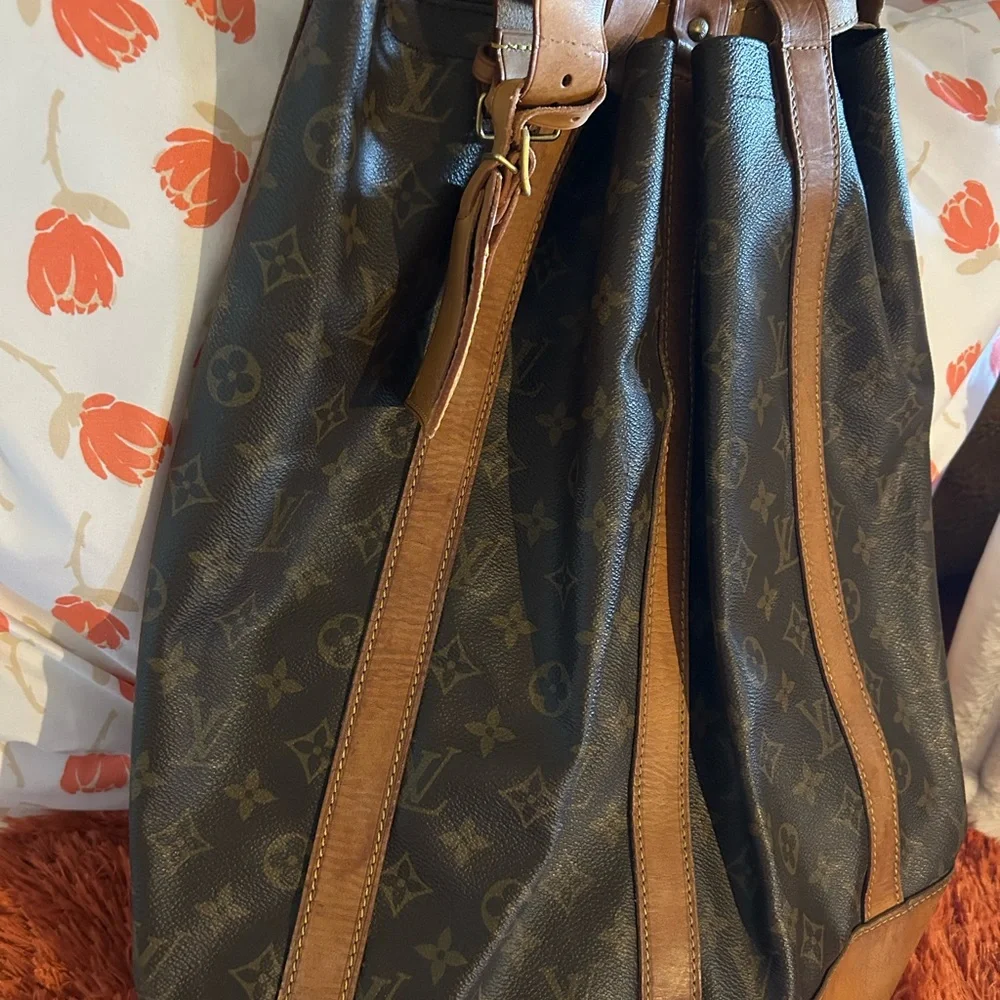 Louis Vuitton Brown Duffel Bag with Iconic Design - Picture 3 of 11
